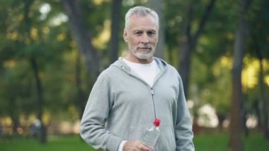Komuta sizde bir şişe su ve başparmak yukarıya, aqua denge gösterilen spor giyim