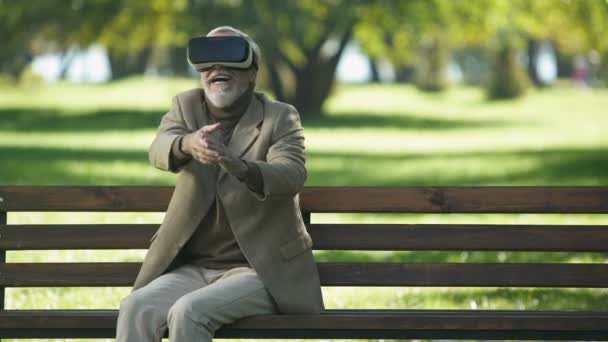 Homens Seniores Incríveis Usando Fones Ouvido Livre Experiência Tecnologias Modernas — Vídeo de Stock
