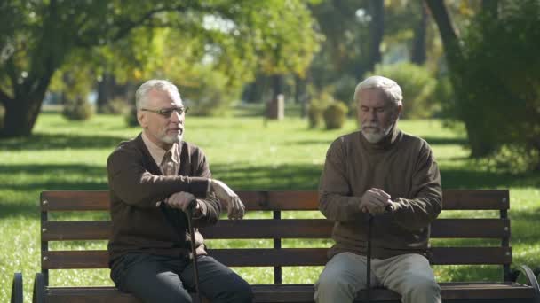 Dos Ancianos Que Levantan Banca Caminan Por Caminos Diferentes Peleando — Vídeo de stock