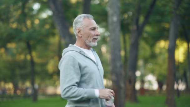 Sportler Rentner Wischt Schweiß Trinkwasser Nach Outdoor Training Fitness — Stockvideo