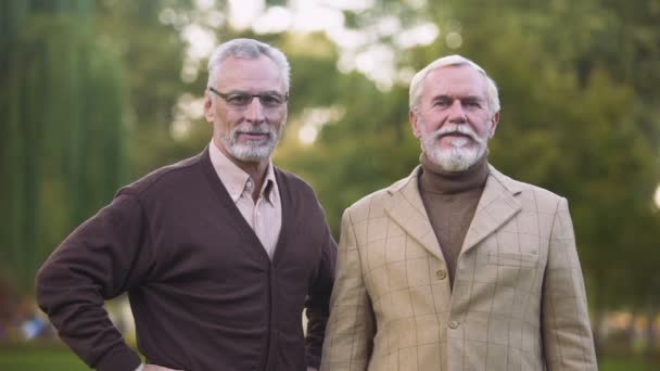 Elegantes Ancianos Mirando Cámara Sonriente Feliz Retiro Éxito Riqueza — Vídeos de Stock