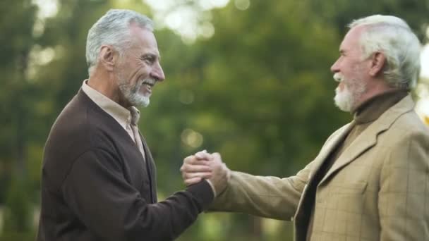 Ancianos Amigos Varones Dándose Mano Abrazándose Conociendo Hermanos Saludando — Vídeos de Stock