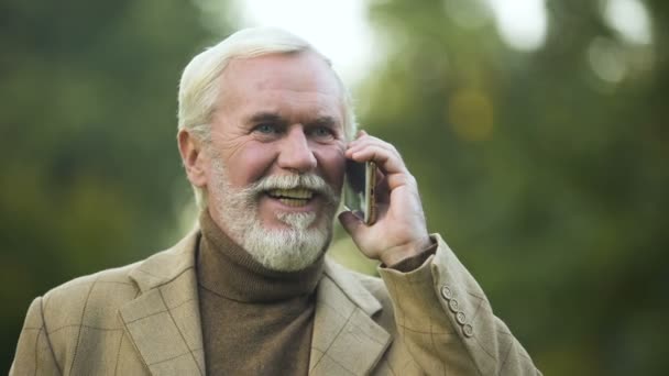 Homem Sênior Feliz Falando Telefone Parque Comunicação Móvel Tecnologia — Vídeo de Stock