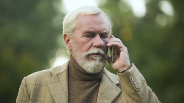 Serious Elderly Businessman Talking Phone Bad News Communication Technology — Stock Video