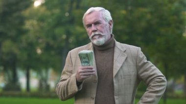 Düşünceli beyefendinin doları banknot, yatırım stratejisi, gösterilen bankacılık