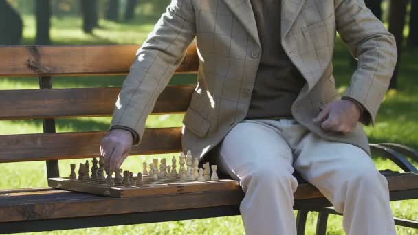 Pensativo Abuelo Moviendo Figuras Ajedrez Bordo Jugando Solo Parque — Vídeos de Stock