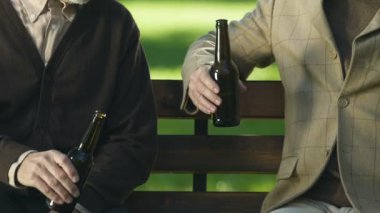 Şişe tungur ve park bankında, oturup bira içme eski arkadaşları serbest zaman