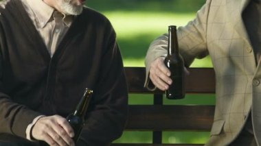 İki emekliler bira, içki şişeleri bankta, güneşli hafta sonu zevk tungur
