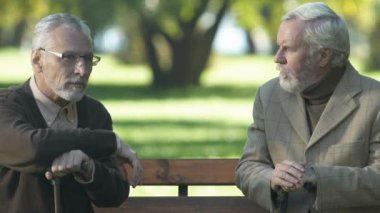 İki emekli erkekler Park, arkadaşlar eğlenmeye yürüme çekici kadın arıyorum