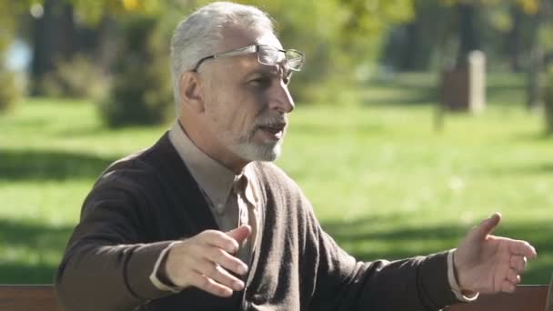 Varón Anciano Contando Historia Amigo Parque Discusión Noticias Pensionistas Hablan — Vídeo de stock