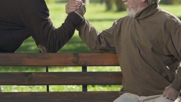 Twee Oude Mannen Concurreren Arm Worstelen Park Vriendschap Spel Rusten — Stockvideo