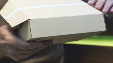 Yaşlı adam karton kutu harf, açılış alınan parsel çocuklar