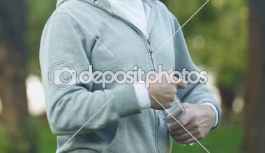 Adam içme gülümseyen şişelenmiş içecek su dengesi egzersiz yaptıktan sonra tutmak,