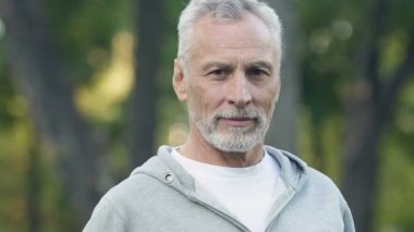 Şişe su ve gösteren başparmak-up, İçecek kalitesinden memnun tutan adam