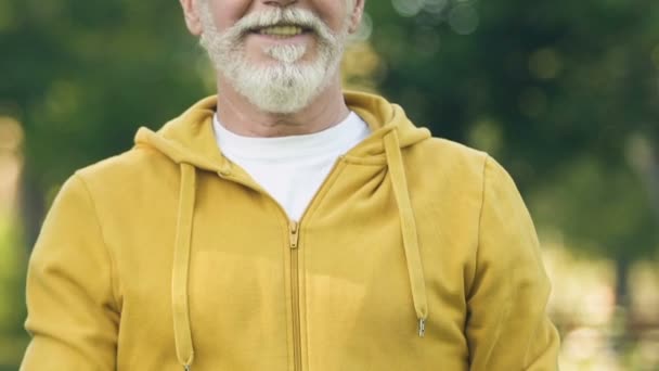 Glada Farfar Sportig Kostym Visar Tummen Upp Hälsosam Livsstil — Stockvideo