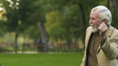 Gençlik hatırlayarak Şehir Parkı, rahatlatıcı ve sahip eğlenceli, dans iki yaşlı adam
