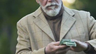 İkramiye isabet dolar havaya, büyük kazanmak, atma mutlu gri sakallı adam