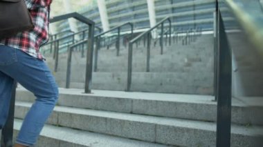 Spor Kulübü sınıflar yürüme, merdiven çıkma Afro-Amerikan kız öğrenci