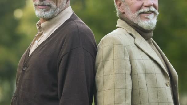 Erkek Emekliler Gösterilen Başparmak Mutlu Güvenli Yaşlılık Sosyal Güvenlik — Stok video