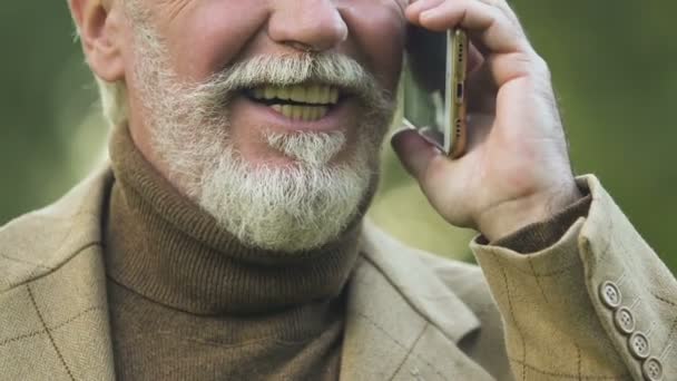 Lächelnder Älterer Mann Smartphone Gespräch Günstige Tarife Verbindung — Stockvideo