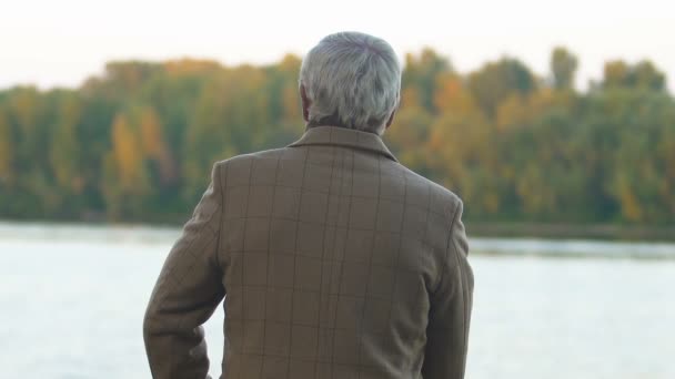 Šedovlasý Muž Užívat Krásný Výhled Podzim Stromy Odraz Klidné Řeky — Stock video