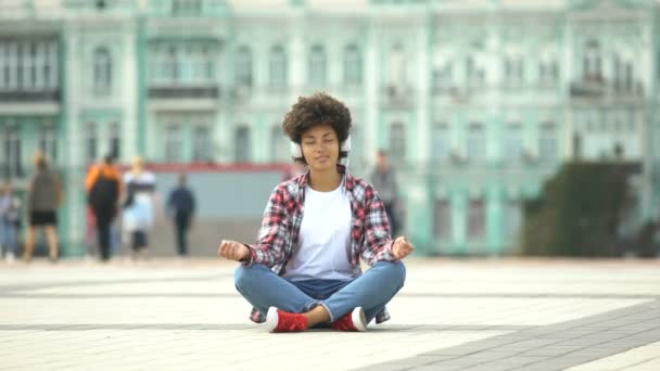 Mujer Joven Despreocupada Sentada Pose Loto Escuchando Música Auriculares — Vídeo de stock