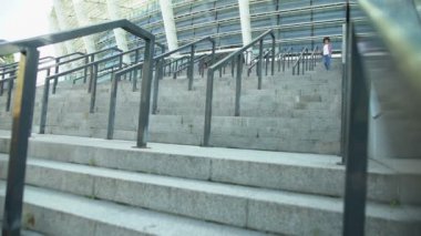 Neşeli kıvırcık saçlı kadın futbol maçı Stadyumu merdivenlerden aşağı çalışan