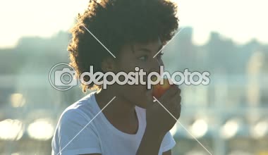 Isırma taze lezzetli elma açık havada, sağlıklı yaşam, diyet aç kız öğrenci