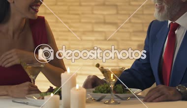 Gülüyor ve eski milyoner restoranında, eskort servisi ile flört kız