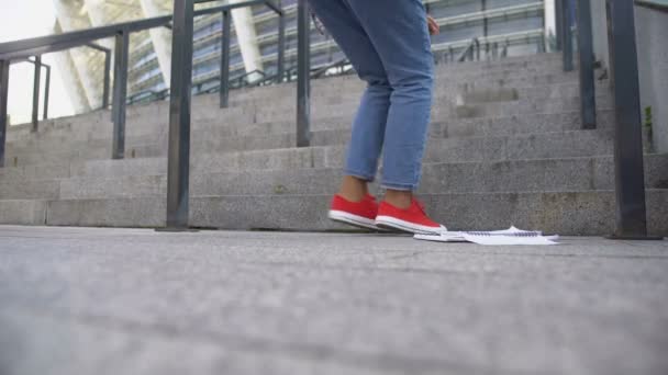 Lockige Frau Mit Büchern Läuft Treppe Hinauf Und Eilt Zum — Stockvideo