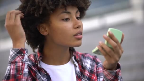 Jovem Atraente Ajustando Sua Maquiagem Olhando Espelho Mão Livre — Vídeo de Stock