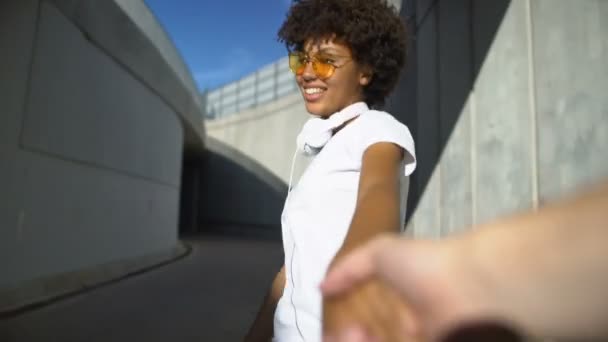 Pov Novio Siguiendo Hermosa Mujer Pelo Rizado Sosteniendo Mano Amor — Vídeo de stock