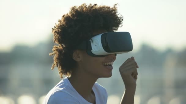 Jeune Femme Afro Américaine Portant Des Lunettes Numériques Réalité Virtuelle — Video