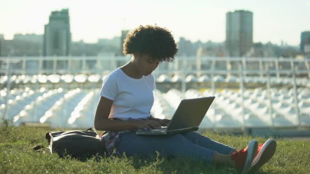 美丽的非洲裔美国女性自由职业者在笔记本电脑和喝咖啡工作 — 图库视频影像