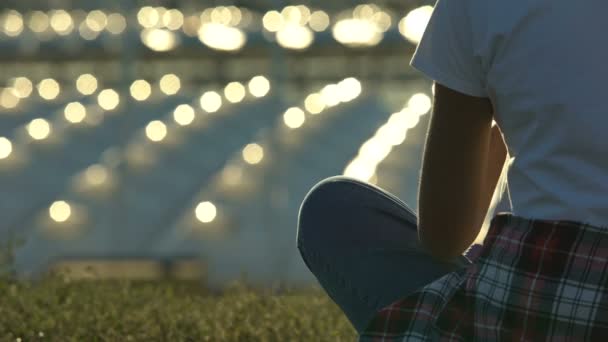 Närbild Smal Kvinna Som Sitter Lotus Pose Meditera Och Praktisera — Stockvideo