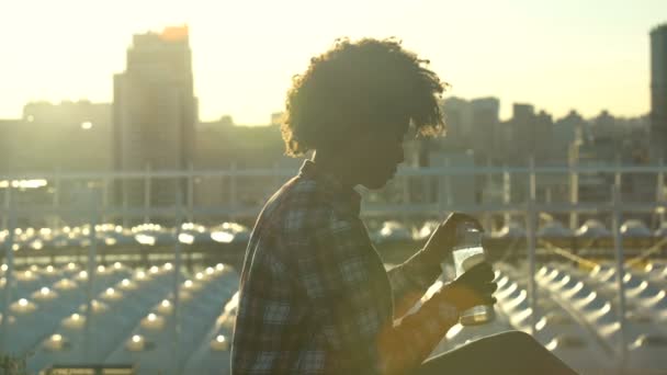 Afro Americano Feminino Mantendo Equilíbrio Água Relaxando Gramado Pôr Sol — Vídeo de Stock