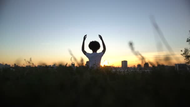 Ung Kvinna Praktisera Yoga Kullen Vid Solnedgången Sitter Lotus Pose — Stockvideo