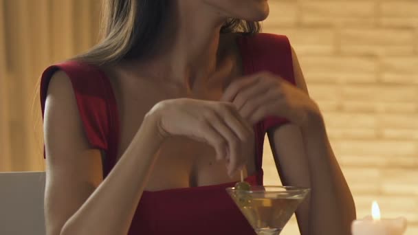 Schöne Frau Roten Kleid Flirtet Beim Romantischen Abendessen Macht Der — Stockvideo