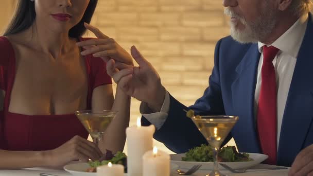 金持ちの老人 お金関係の概念と夕食を利己的な女性 — ストック動画