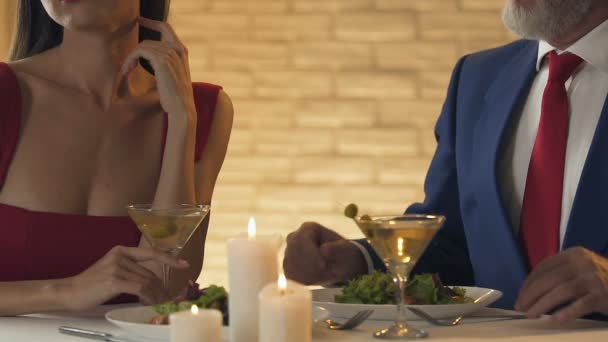 Viejo Millonario Proponiendo Joven Restaurante Matrimonio Conveniencia — Vídeos de Stock
