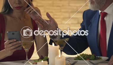 Genç Bayan Smartphone cep telefonu ile sevgilisiyle sohbet eski kocası yok dikkat