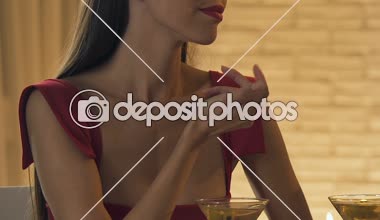 Şımarık kadın eski sevgilisi, para düşkünü, closeup altın kartı talep