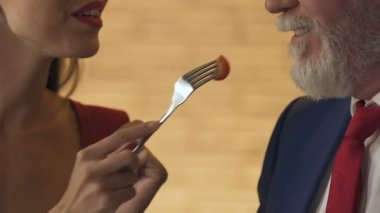 Zor genç kadın yaşlı zengin adam romantik tarih, para için ilişki beslenirler