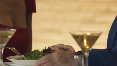 Yaşlı adam, birlikte yaş farkı rağmen mutlu portre flört genç bayan