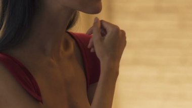 Genç kadın zengin sevgilisi, zengin yaşam, closeup altın kartı talep şımarık