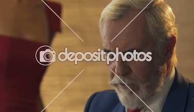 Şakacı kapanış genç kadın yaşlı adam, aşk yaş sınırlaması olmadan gözler