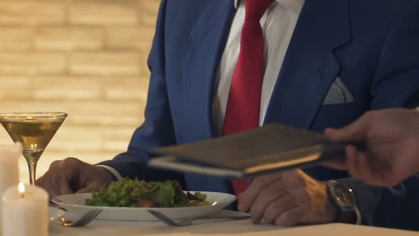 Camarero Dando Menú Factura Hombre Rico Almuerzo Negocios Servicio Restaurante — Vídeos de Stock