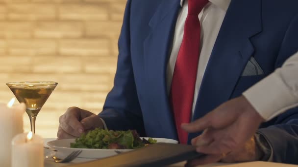 Serveur Donnant Facture Vieil Homme Restaurant Client Choqué Par Coût — Video