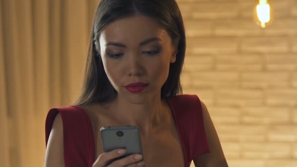 Mulher Entediada Usando Smartphone Data Irritado Com Homem Irritante Close — Vídeo de Stock