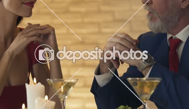 Dans, samimi duygular, Olgun aşk, closeup için davetkar genç bayan ihtiyar